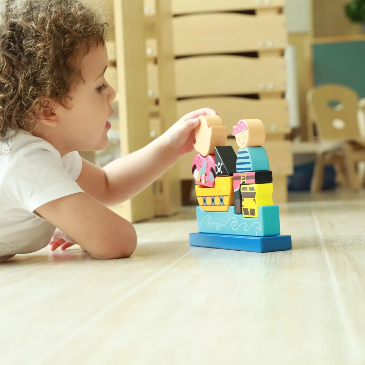 Дете играе с дървен магнитен пъзел пирати Viga 3D игра за въображение и развитие 2+
