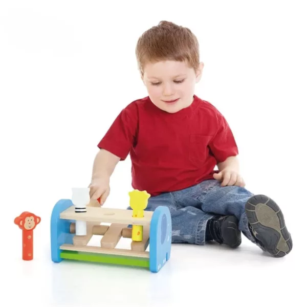 Дете играе с дървена игра с чукче Viga Toys цветна играчка за 18+ месеца