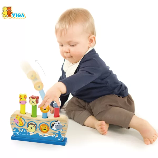 Бебе играе с дървена играчка подскачащи животни Viga за развитие на моторика 1+