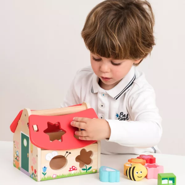 Дървена къщичка за сортиране на форми с цветни фигури от дърво 2+
