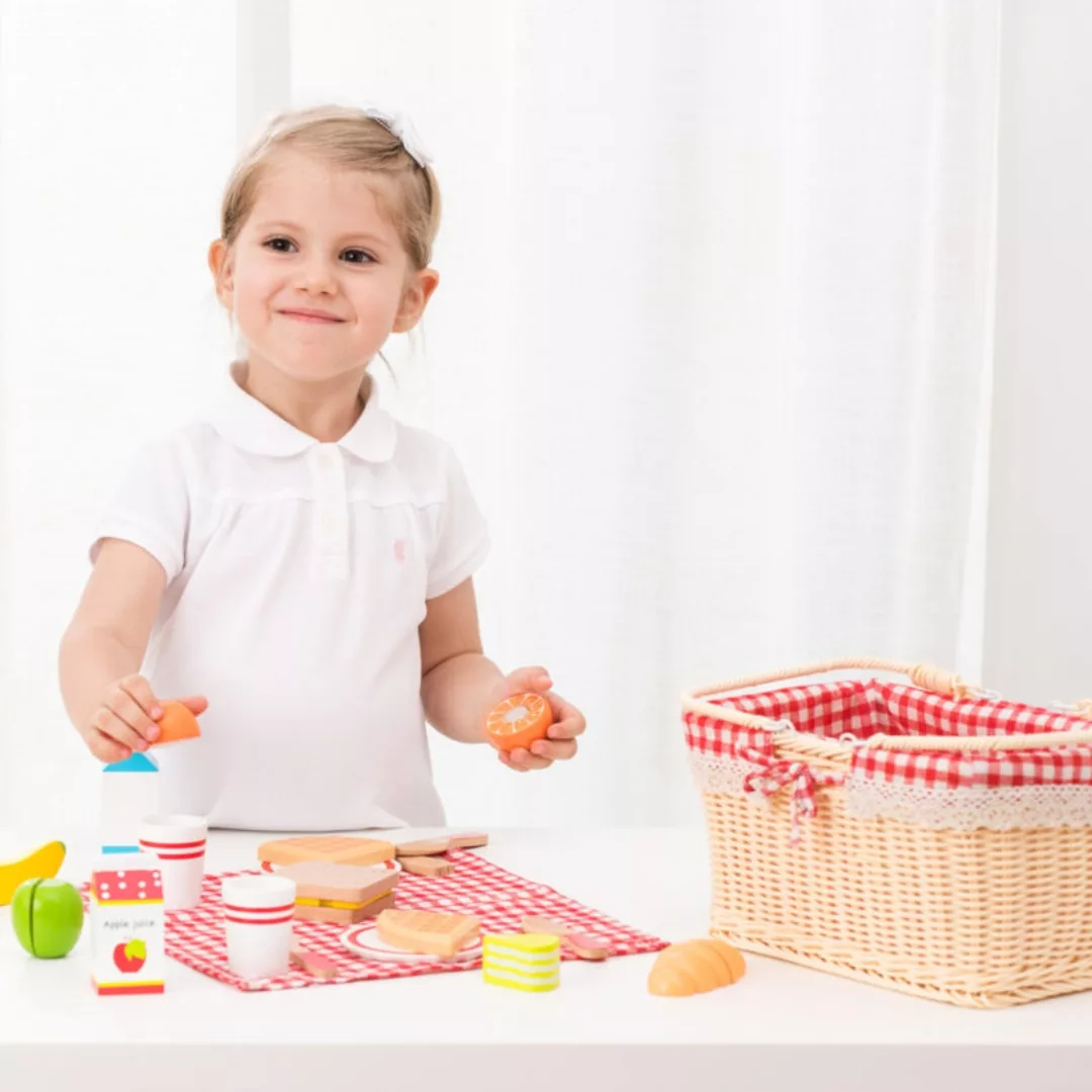 Детска кошница за пикник с дървени продукти за игра у дома