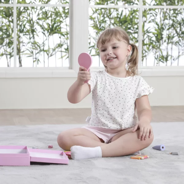 Дете играе с дървен козметичен комплект Viga Toys, огледало и грим аксесоари, 3+