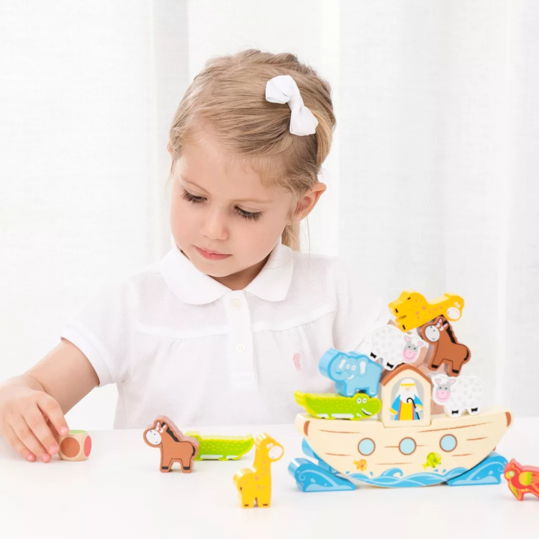 Игра за баланс Кораба на Ной от New Classic Toys с дете и дървени животни