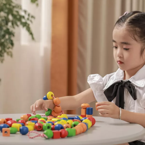 Дървен комплект за нанизване с големи цветни мъниста Viga Toys за деца 3+