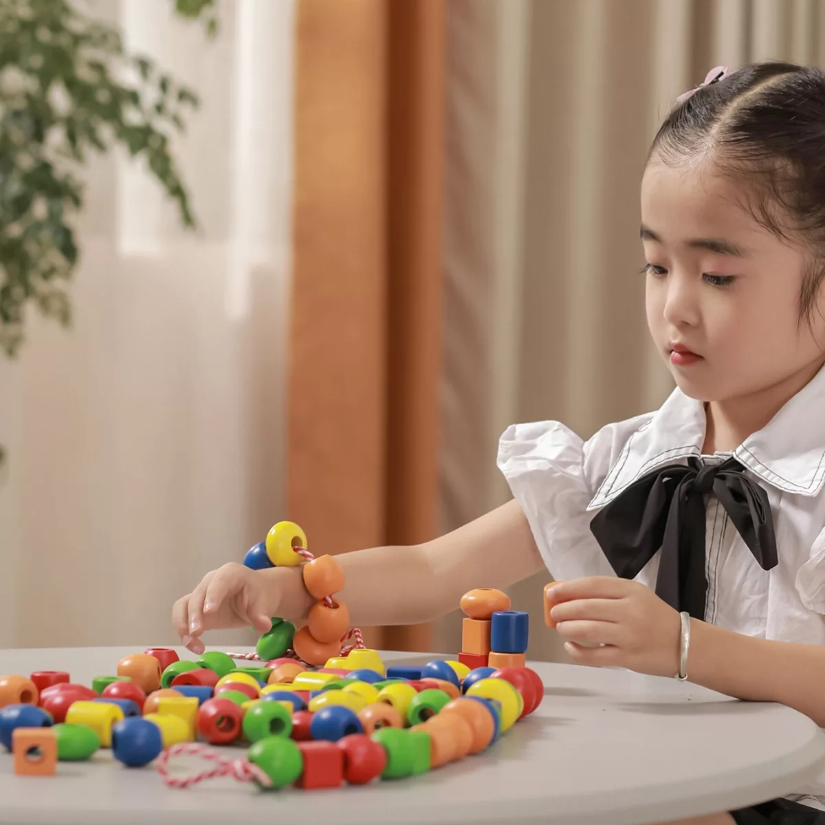 Дървен комплект за нанизване с големи цветни мъниста Viga Toys за деца 3+