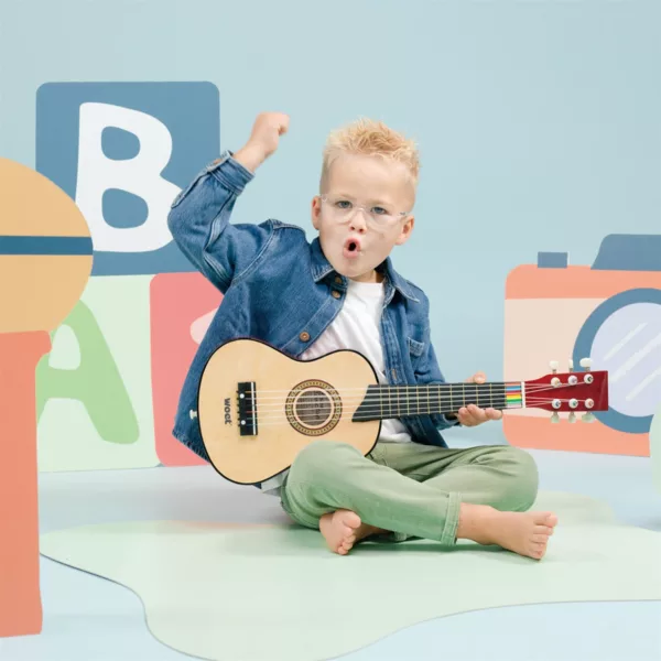 Класическа дървена китара New Classic Toys с дете в музикална игра