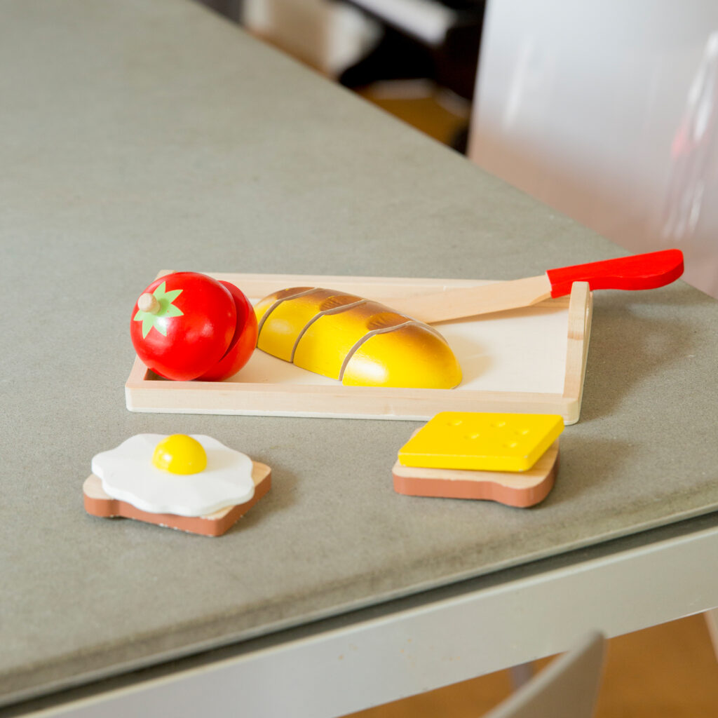 Детска дървена кухня и аксесоари -Комплект за рязане „Закуска“ с табла(2)-bellamie