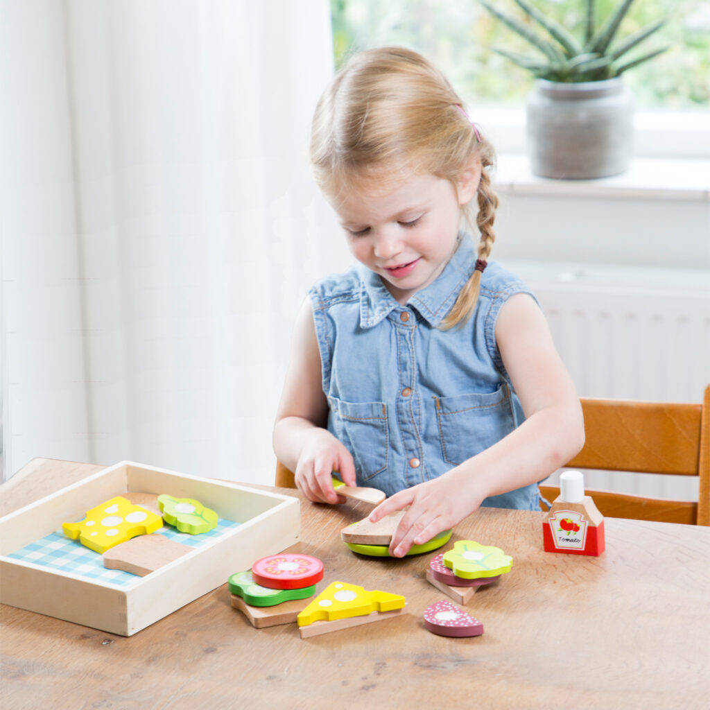 Детска дървена кухня и аксесоари -Кутия за сандвичи" с продукти за рязане(2)-bellamie