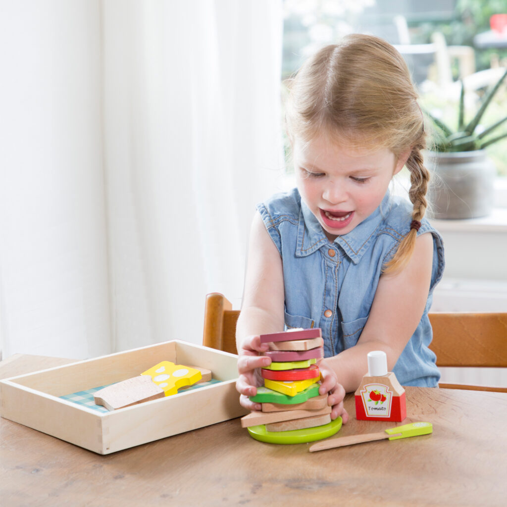 Детска дървена кухня и аксесоари -Кутия за сандвичи" с продукти за рязане(1)- bellamie