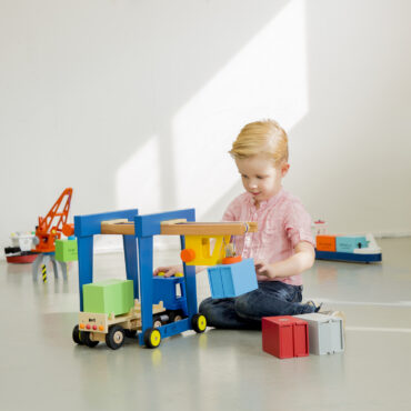 Детски играчки за момчета -Детски дървен кран на колела от New Classic Toys (3)-bellamie