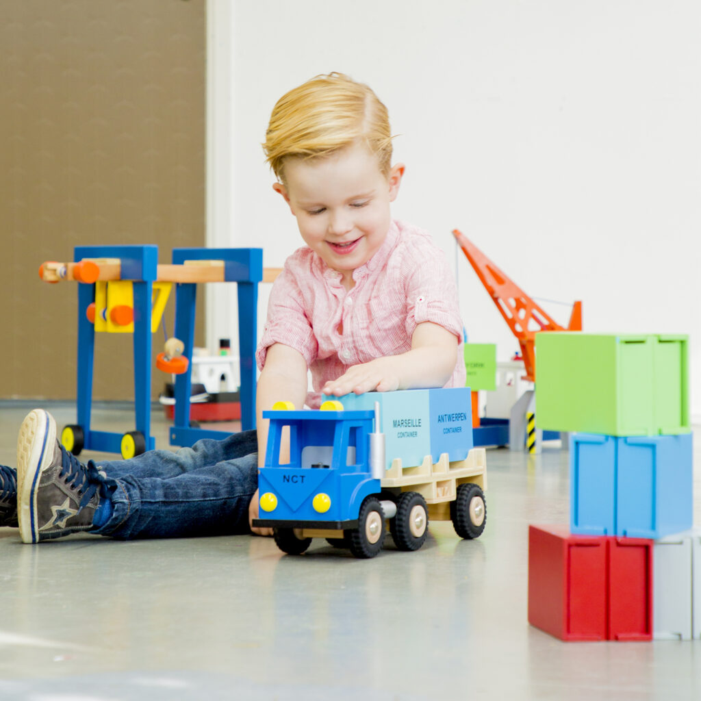 Детски играчки за момчета -Детски дървен кран на колела от New Classic Toys (4)-bellamie