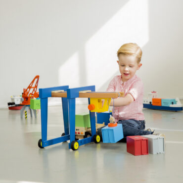 Детски играчки за момчета -Детски дървен кран на колела от New Classic Toys (2)-bellamie
