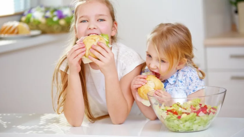 Деца се хранят сами сандвич здравословна храна изграждане на навици