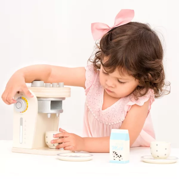 Момиче играе с дървена кафемашина New Classic Toys и чашка кафе 3+