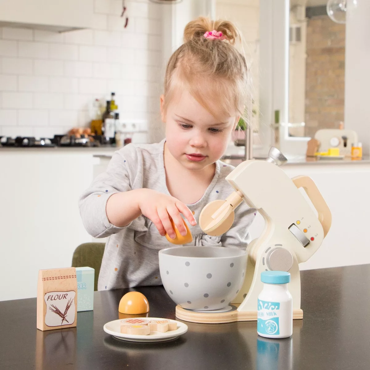 Дървен миксер в пастелни цветове игра с дете кухненска играчка New Classic Toys 3+