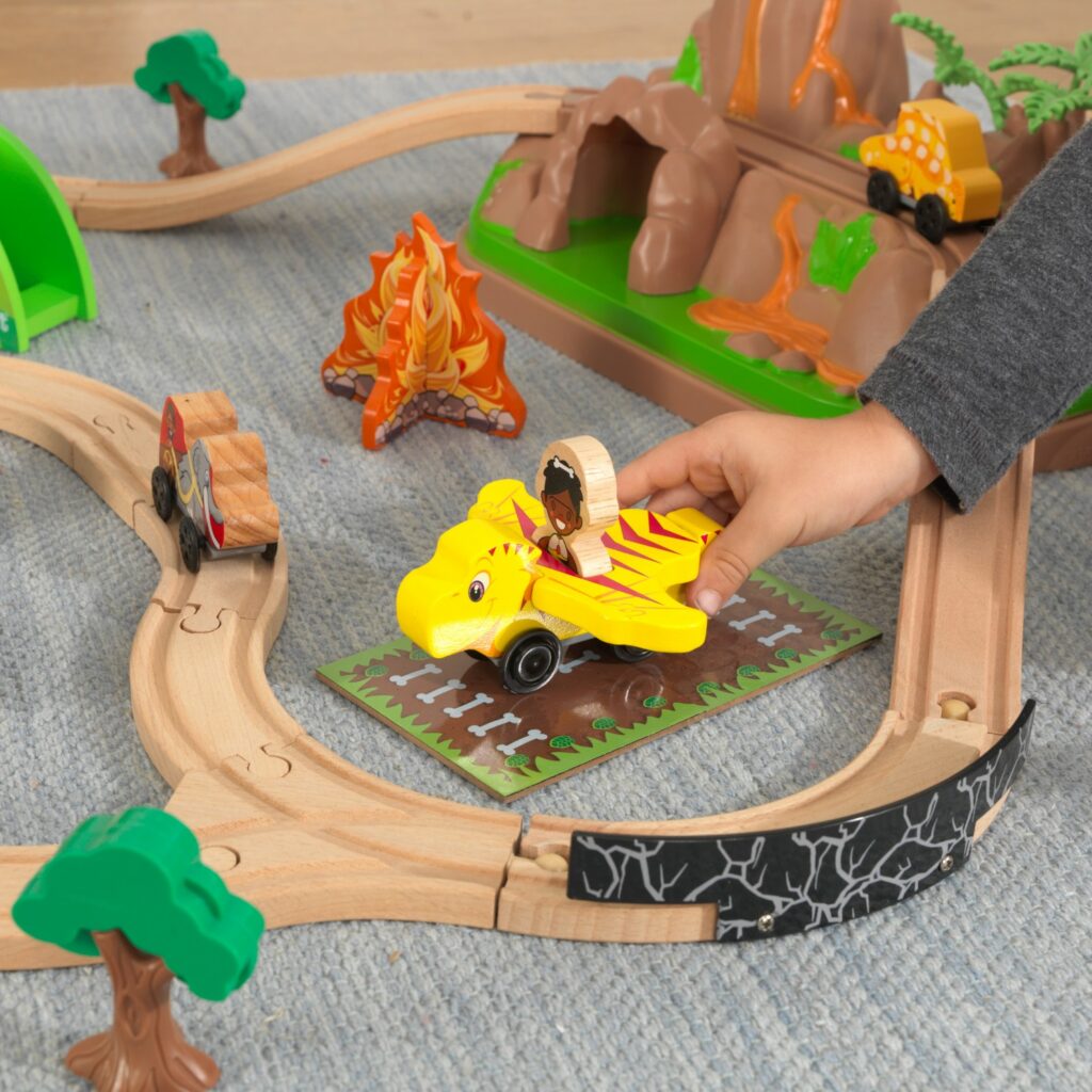 Детски дървен влак - Света на динозаврите - дървена играчка-bellamie