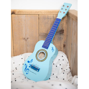 детски музикални инструменти- дървена китара в синьо с ноти от New classic toys-bellamiestore
