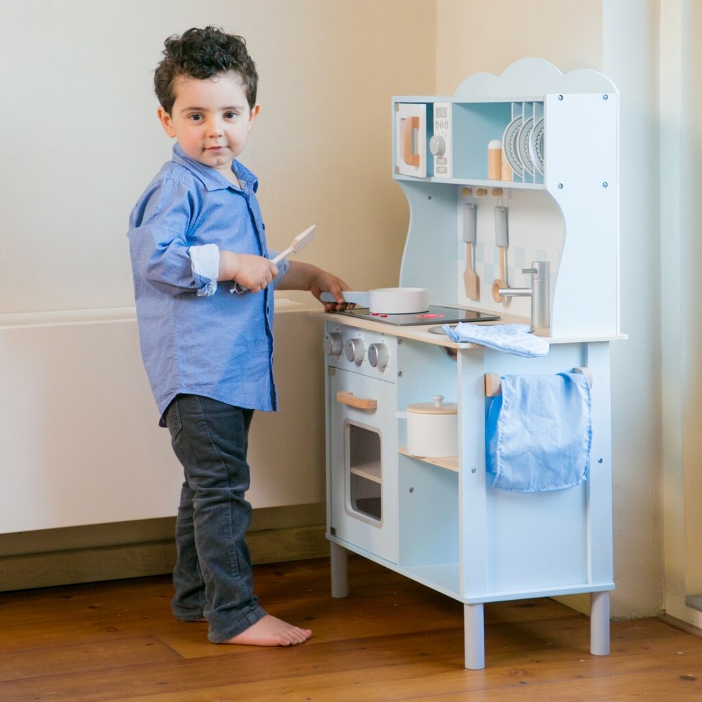 Модерна детска дървен кухня от New Classic Toys -дървена играчка(2)-bellamie