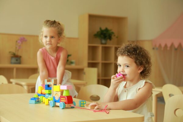 Детски дървен влак за дърпане и конструктор от Viga toys-bellamiestore
