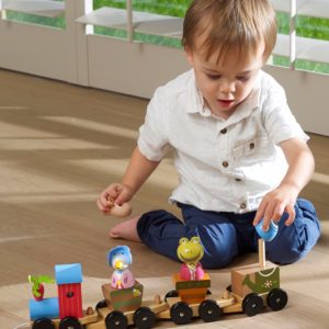 Дървено влакче за дърпане и нанизване - Зайчето Питър от Orange Tree Toys - дървени играчки - bellamie