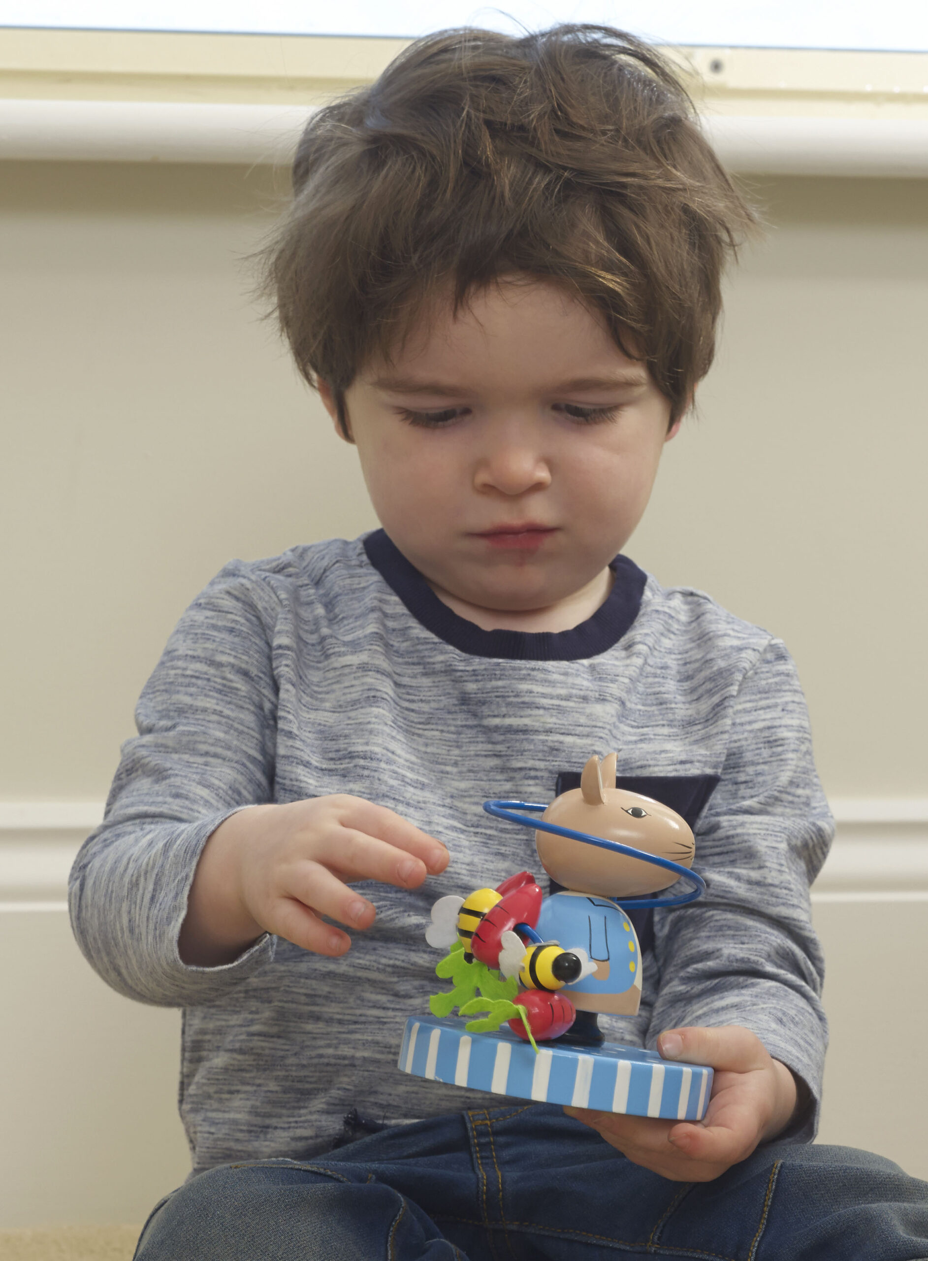 Дървена играчка спирала с фигурки - Заека Питър - бебешка играчка - Bellamie