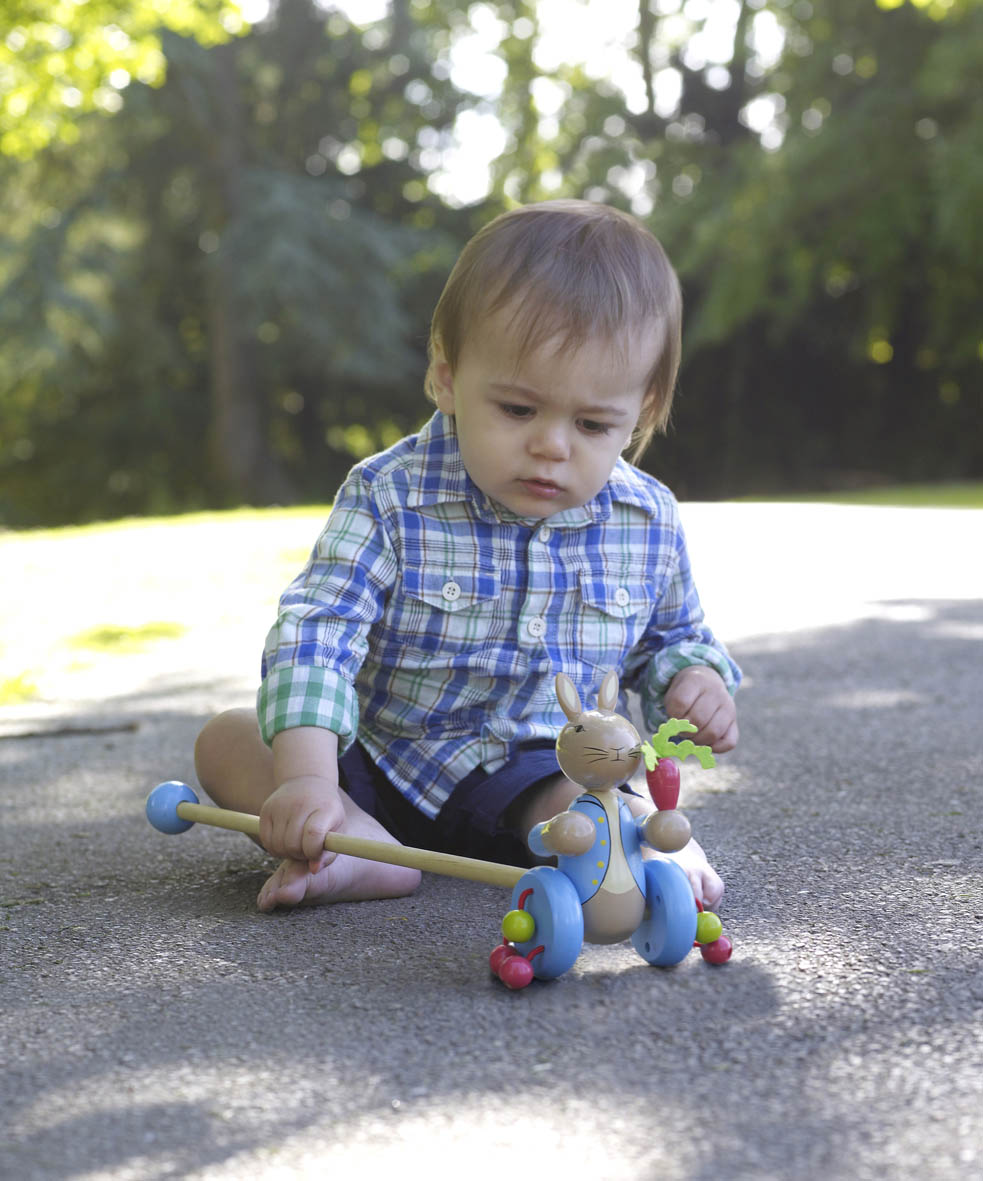 Играчка за бутане - Зайчето Питър от Orange Tree Toys - бебешка играчка - Bellamie