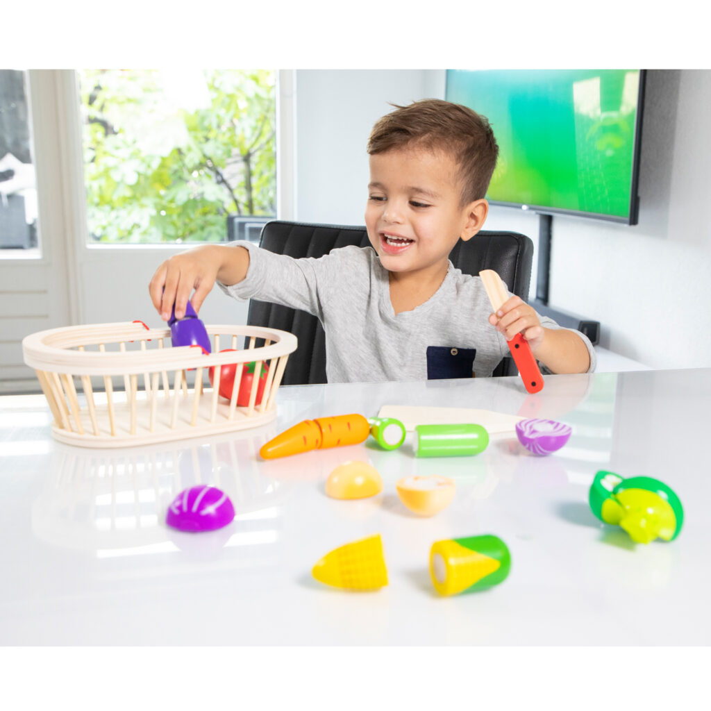 кошница с зеленчуци за рязане- дървена играчка от New classic toys-bellamiestore
