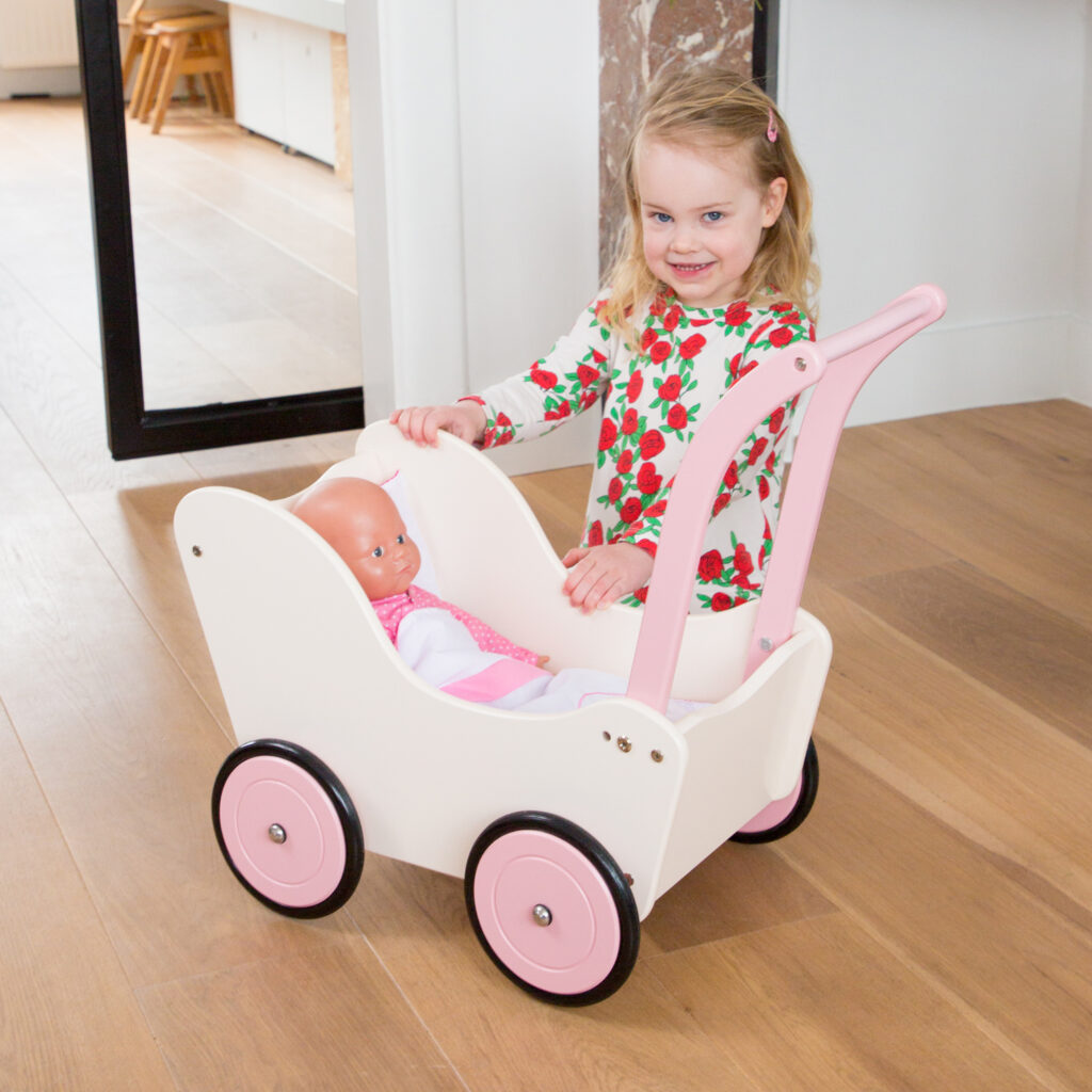 Детска дървена количка за кукли със завивки от New classic toys-bellamiestore