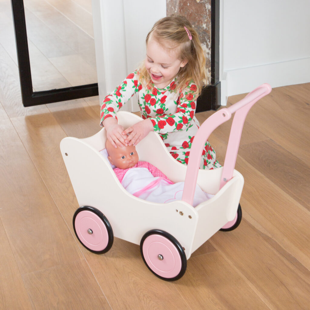 Детска дървена количка за кукли със завивки от New classic toys-bellamie