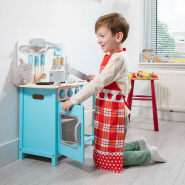 Детска дървена кухня Бон Апети синя от New classic toys с аксесоари към нея-bellamiestore