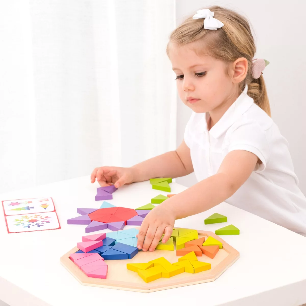 Дете реди дървен пъзел Осмоъгълник с цветни триъгълници New Classic Toys 3+