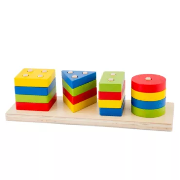 Дървен сортер New Classic Toys с подредени кръгове квадрати триъгълници и правоъгълници
