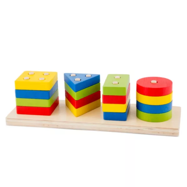 Дървен сортер New Classic Toys с подредени кръгове квадрати триъгълници и правоъгълници