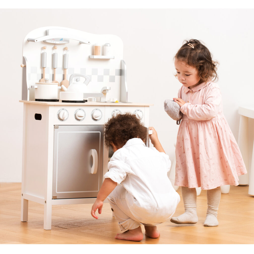 Красива детска дървена кухня Лукс в бяло и сиво от New classic toys-bellamiestore