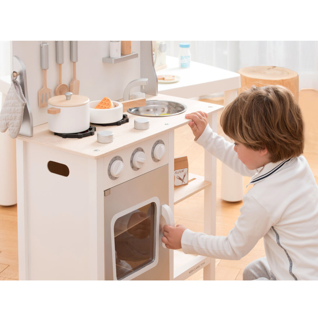 Детска дървена кухня за игра Бон апети в бяло-сиво от New classic toys-bellamiestore