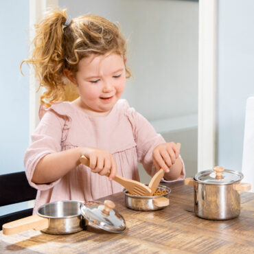 Детски готварски комплект за готвене от метал и дърво от New classic toys-bellamiestore