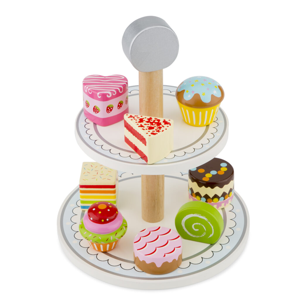 Дървен поднос с кексчета и сладкиши от New classic toys-bellamiestore