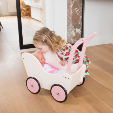 Детска дървена количка за кукли с завивки в червено от New classic toys-bellamiestore
