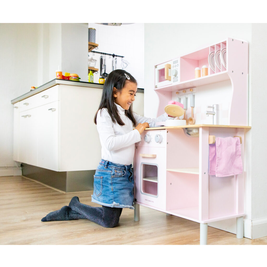 Модерна детска дървена кухня в розово от New classic toys-bellamiestore