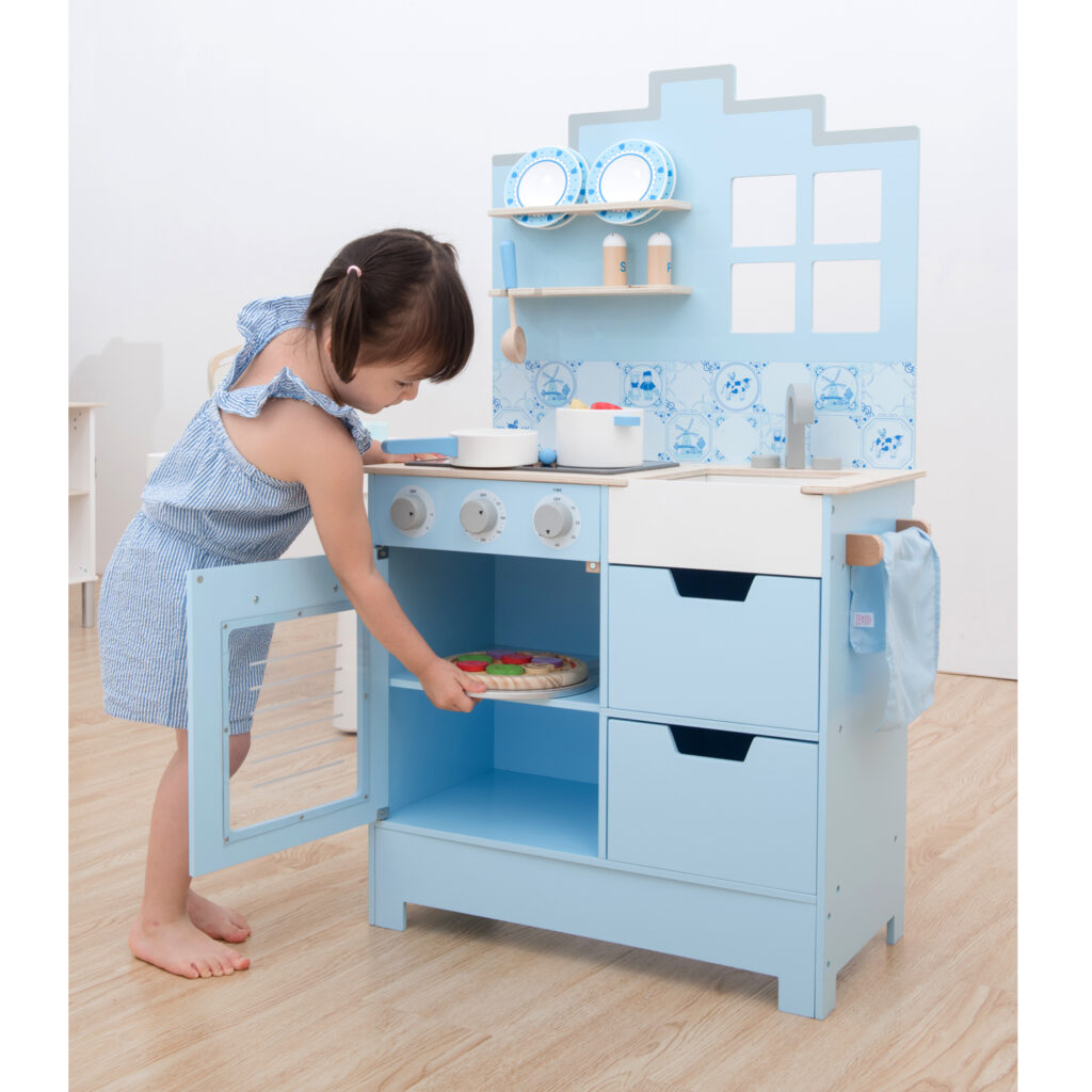 Детска дървена кухня с холандска мозайка от New classic toys-bellamiestore