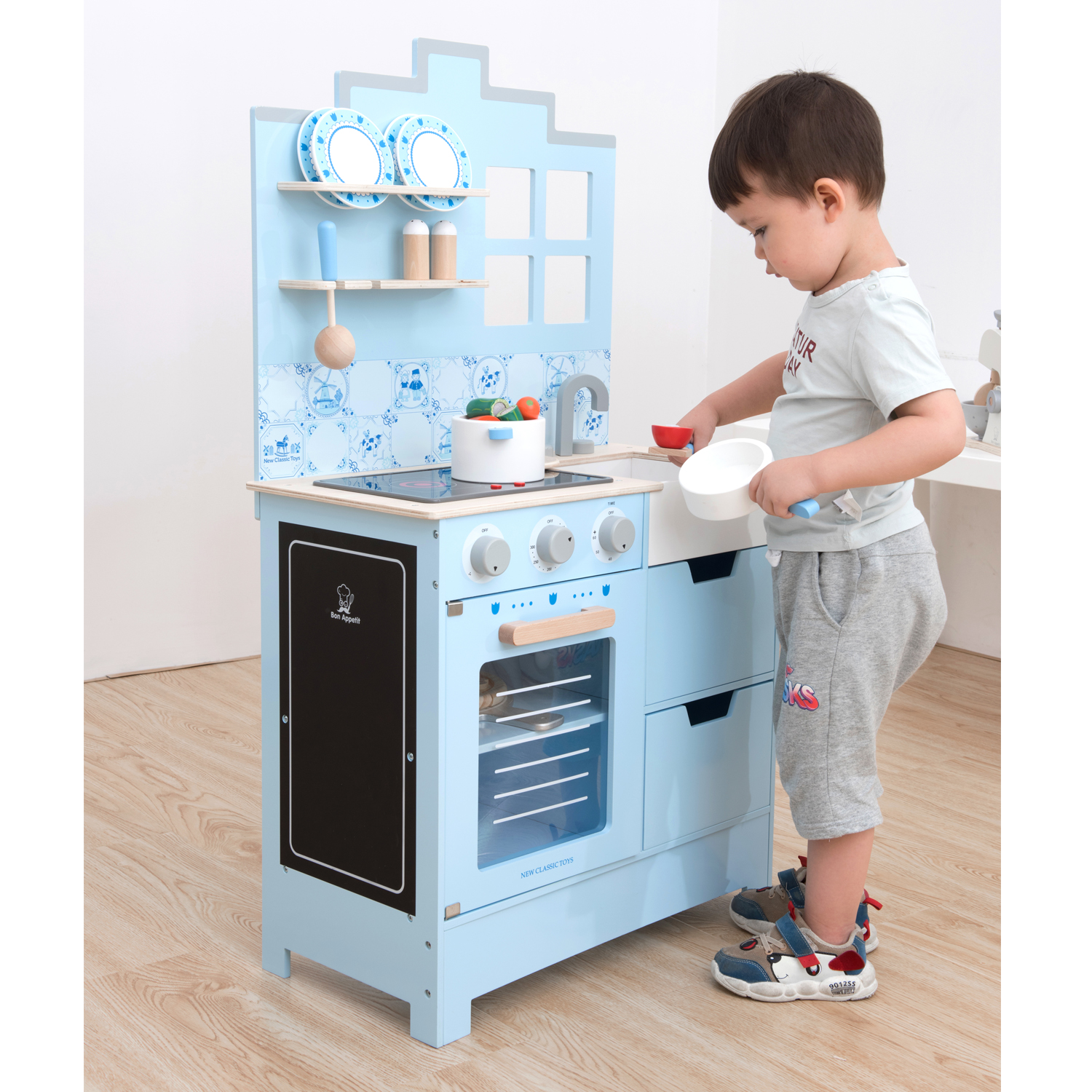 Детска дървена кухня с холандска мозайка от New classic toys-bellamiestore