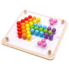 Детска мозайка с топчета цветна подредба от дървени топки за творчество 3+