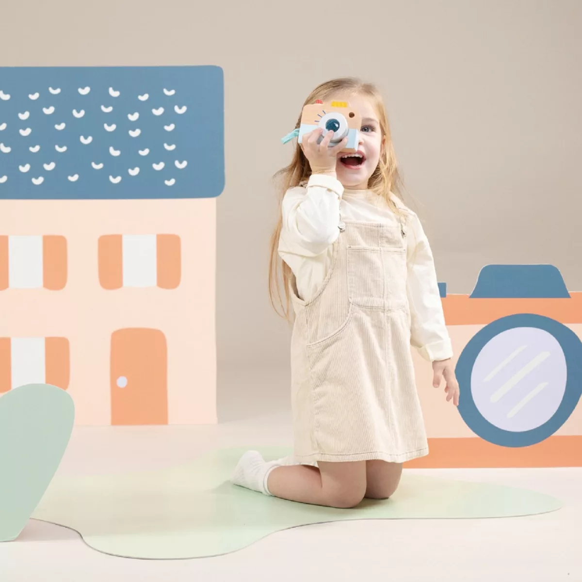 Момиче снима с дървен фотоапарат New Classic Toys с калейдоскоп