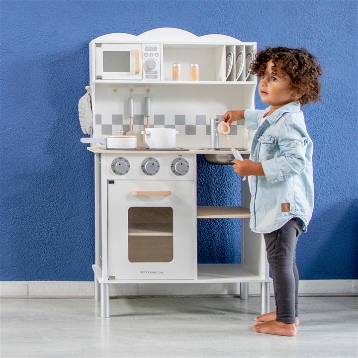 New classic toys модерна детска дървена кухня с аксесоари-bellamiestore