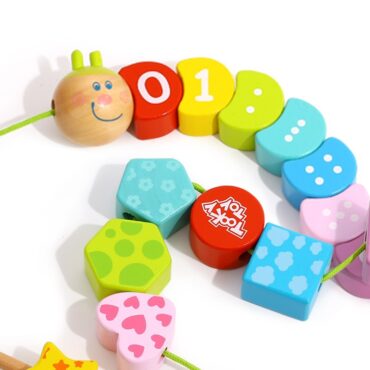 Дървена играчка за нанизване гъсеница от Tooky toy-bellamiestore