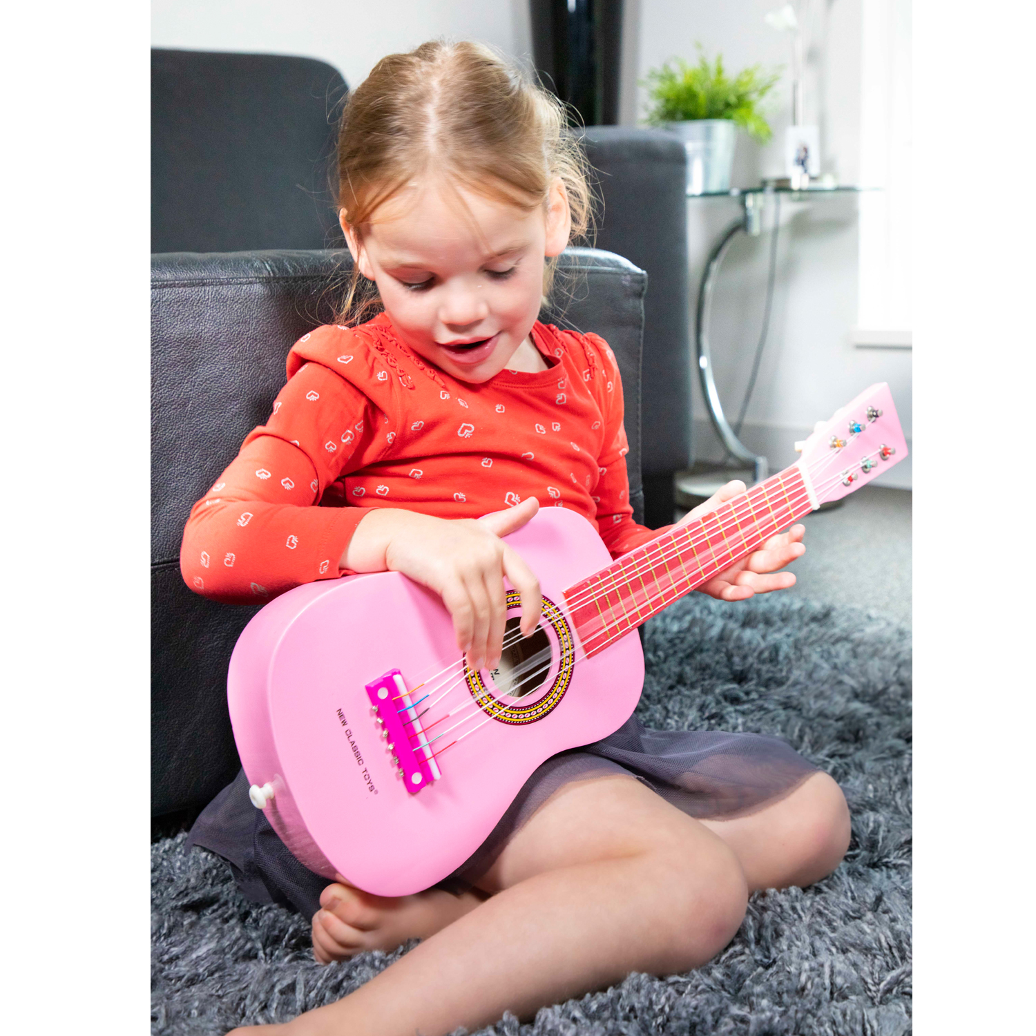 Детска розова китара от дърво New classic toys-bellamiestore