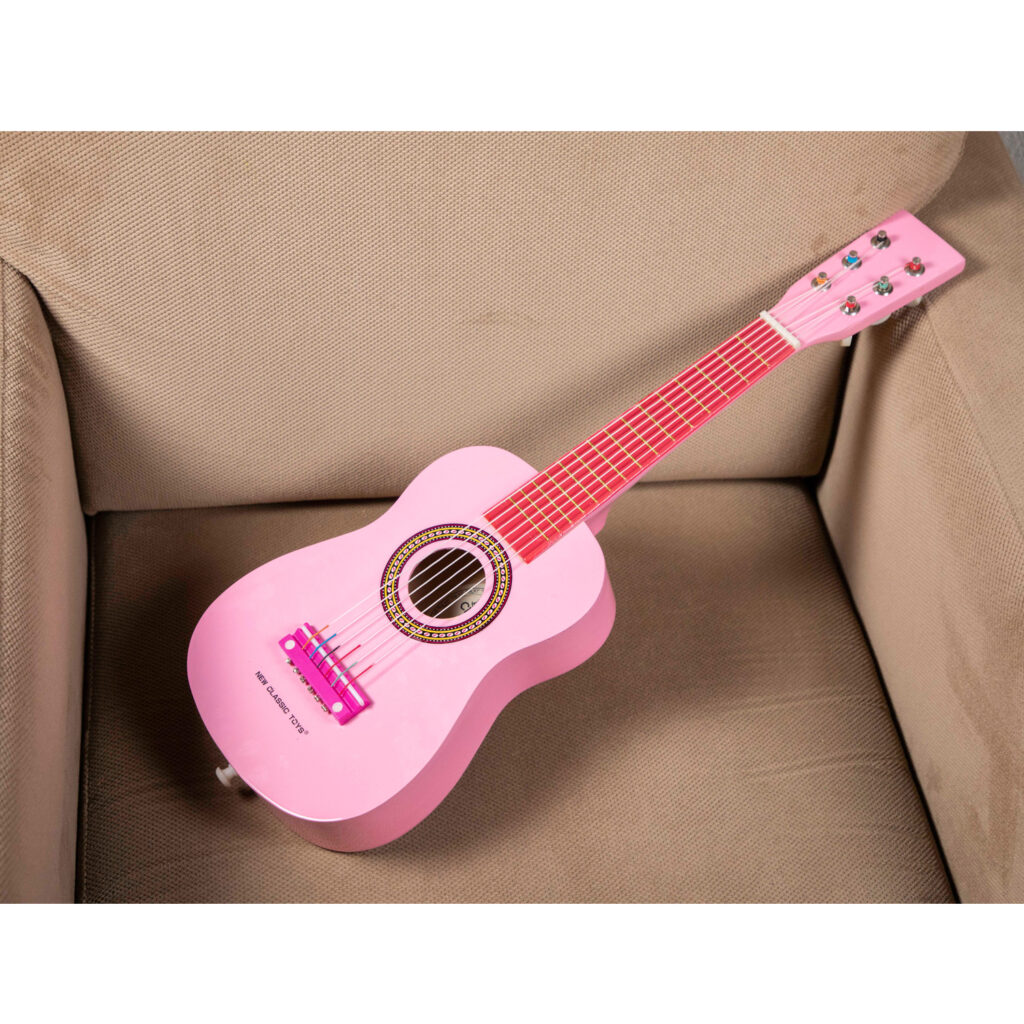 Детска розова китара от дърво New classic toys-bellamiestore