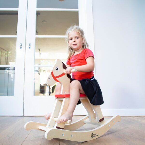 Дървено конче люлка от New classic toys-bellamiestore