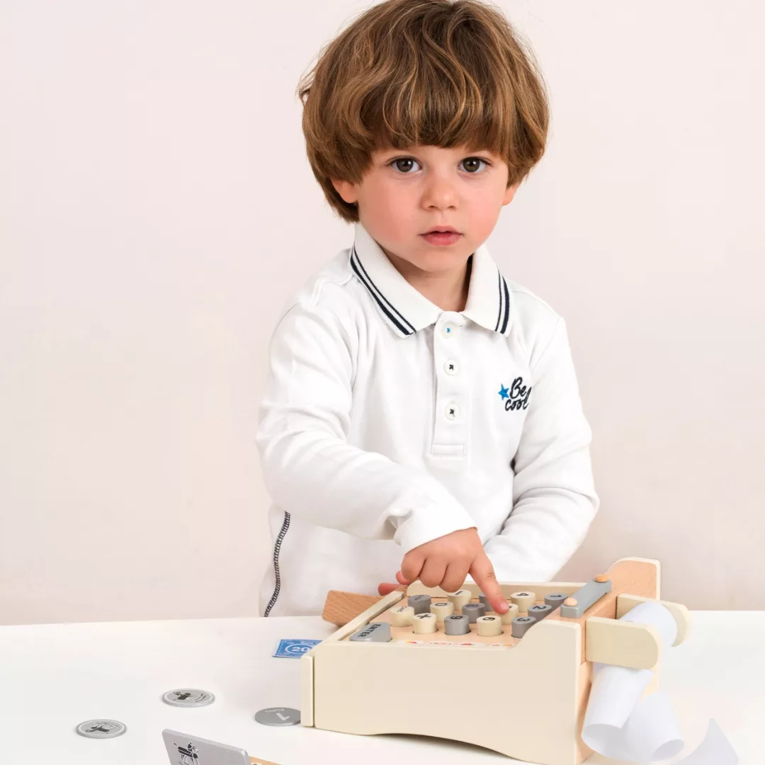 Детски касов апарат от дърво New Classic Toys в бежово за ролева игра 3+