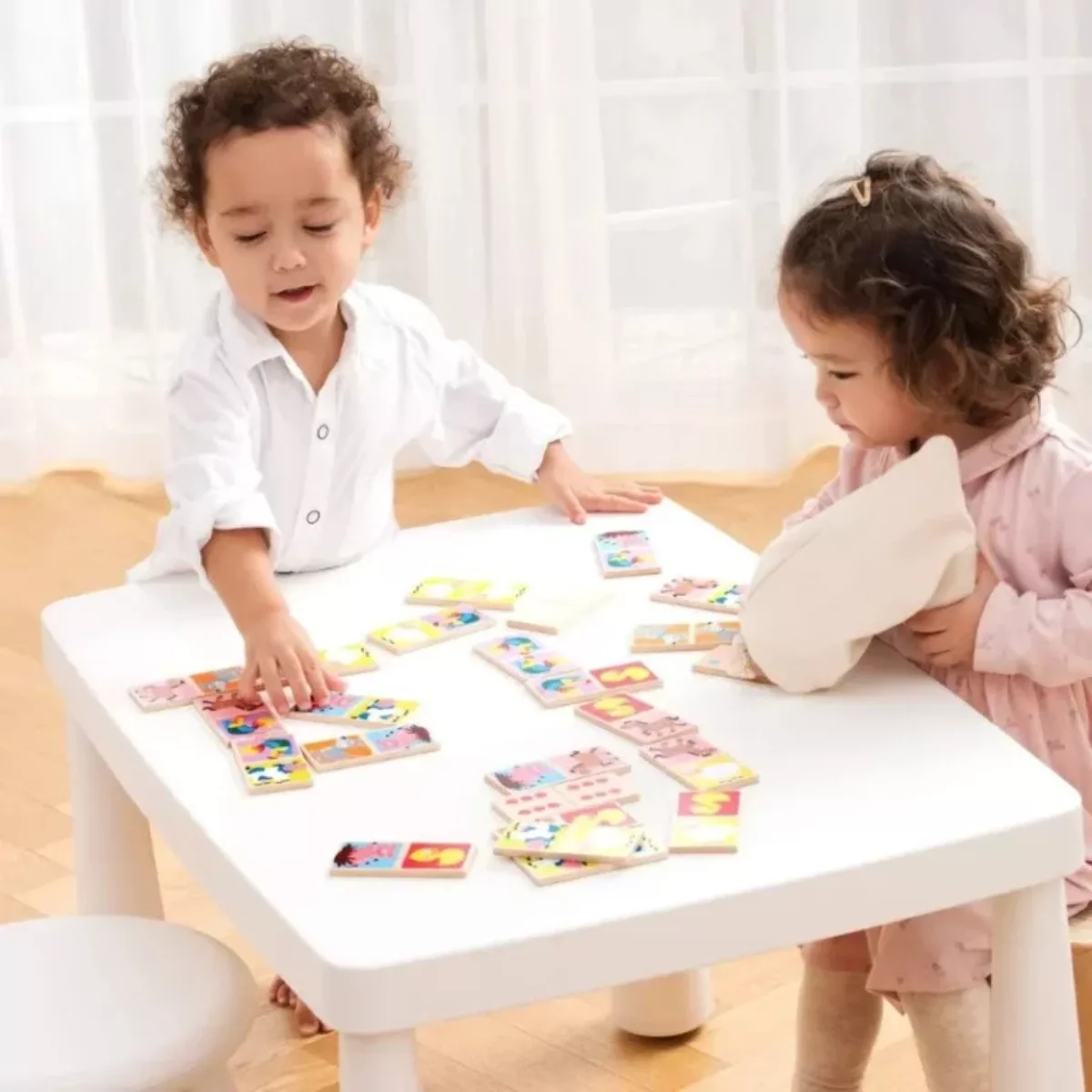 Деца играят с детско дървено домино с животни New Classic Toys 3+